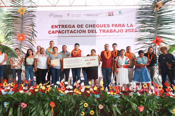 Entrega Trabajo becas de capacitación en la Sierra Norte